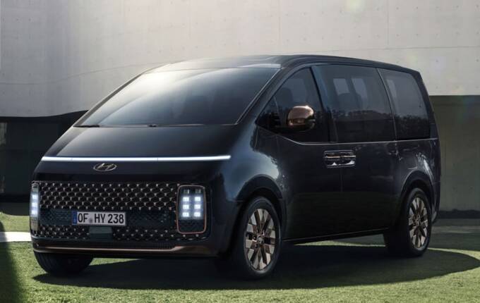 2,7 мільйона за люкс-мінівен: у Сокирянах купують Hyundai Staria у дилера, пов’язаного з родиною Гладковського