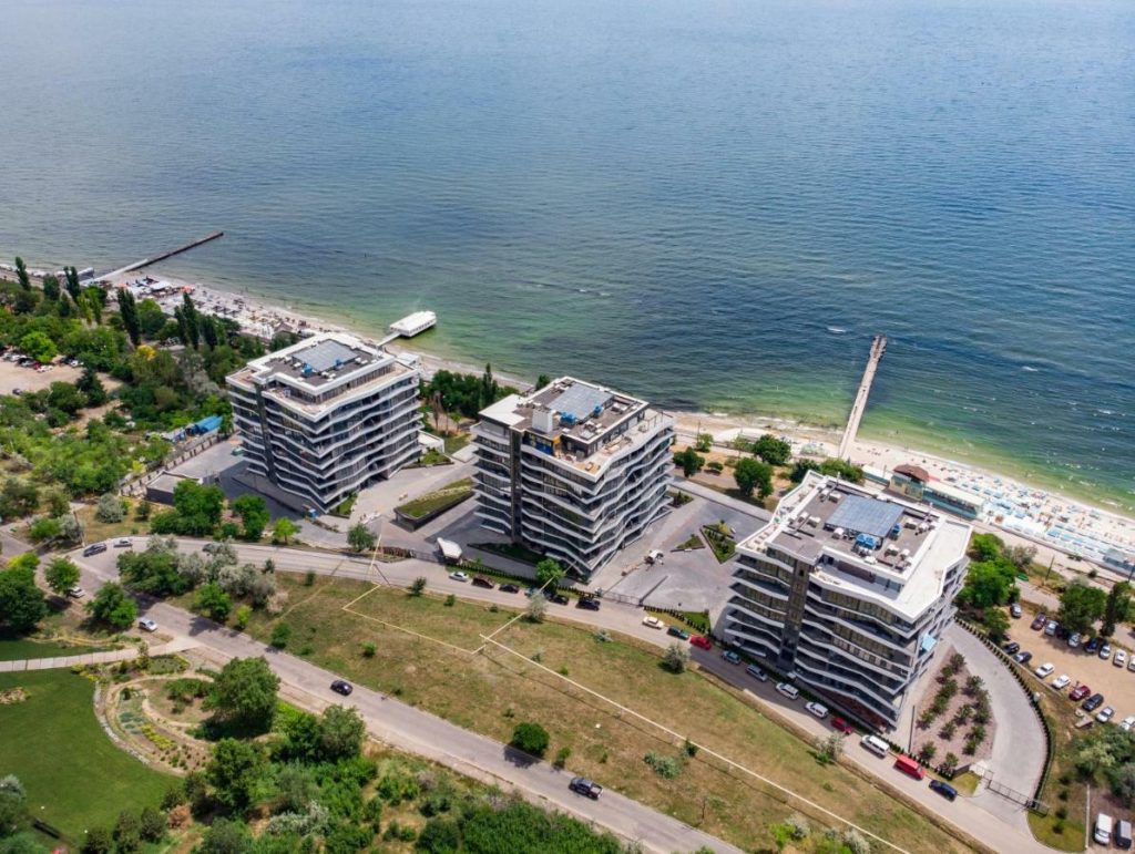 Три будинки житлового комплексу Коста Фонтана в Одесі, розташовані біля пляжу на березі Чорного моря
