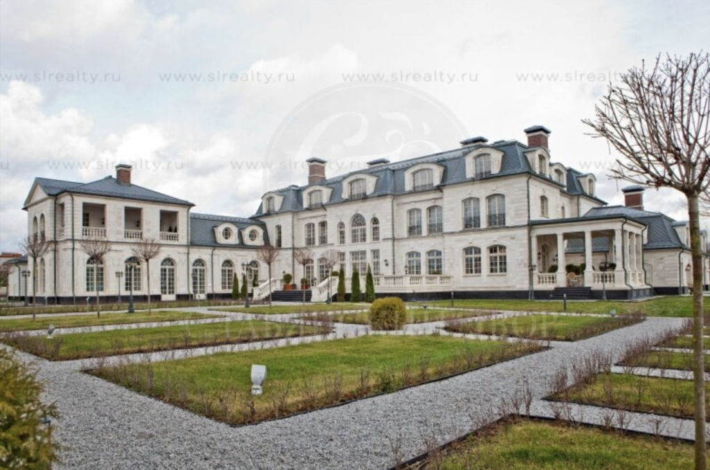 триповерховий маєток з газоном